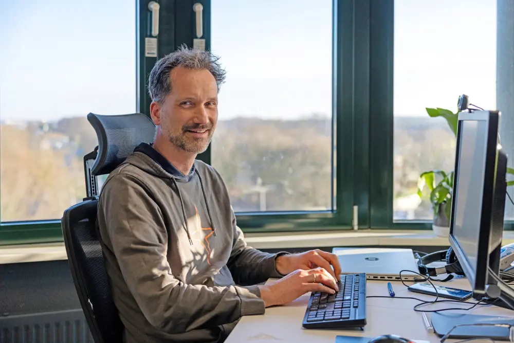 Tonnis Rademaker (juridisch adviseur CGMV) helpt je graag verder met al je vragen over werk en inkomen