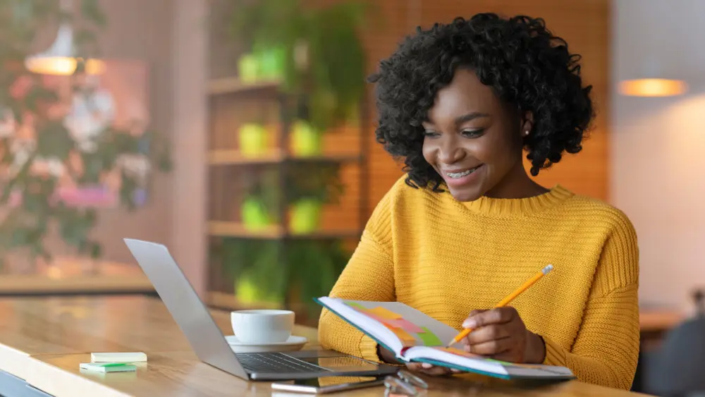 vrouw schrijft motivatiebrief