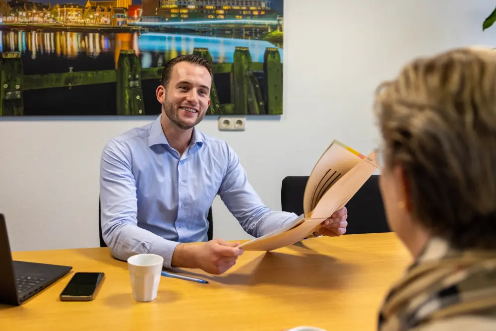 Jeroen Kamps (jurist CGMV) helpt één van de leden met een conflict op het werk
