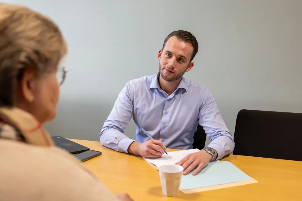 Jeroen Kamps (jurist CGMV) checkt een arbeidscontract