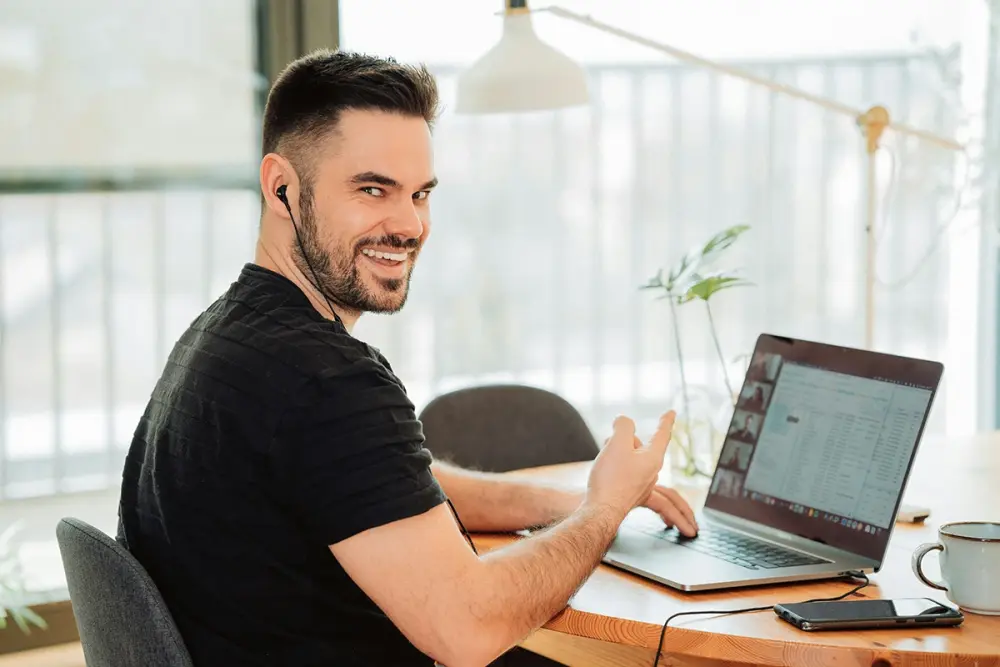 Jonge man achter zijn laptop