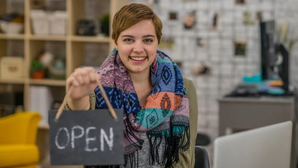 Jonge vrouw start haar eigen onderneming